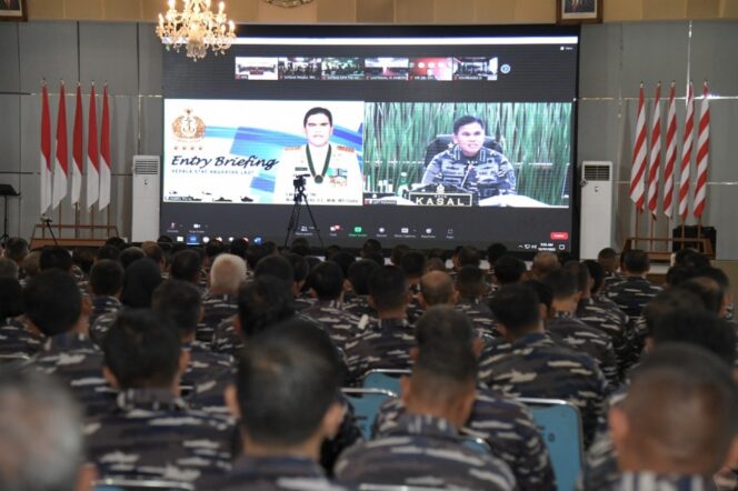 
 Entry breifing Kepala Staf Angkatan Laut  Laksamana TNI Muhammad Ali, melalui video conference (vicon) yang digelar di Gedung Maspardi, Kesatrian AAL, Bumimoro, Surabaya, Jumat (30/12/2022).