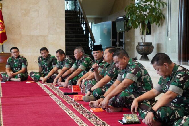 
 Panglima TNI Laksamana TNI Yudo Margono, S.E.,M.M. beserta para Perwira Tinggi (Pati) Mabes TNI, mengikuti acara Doa Bersama di awal Tahun 2023